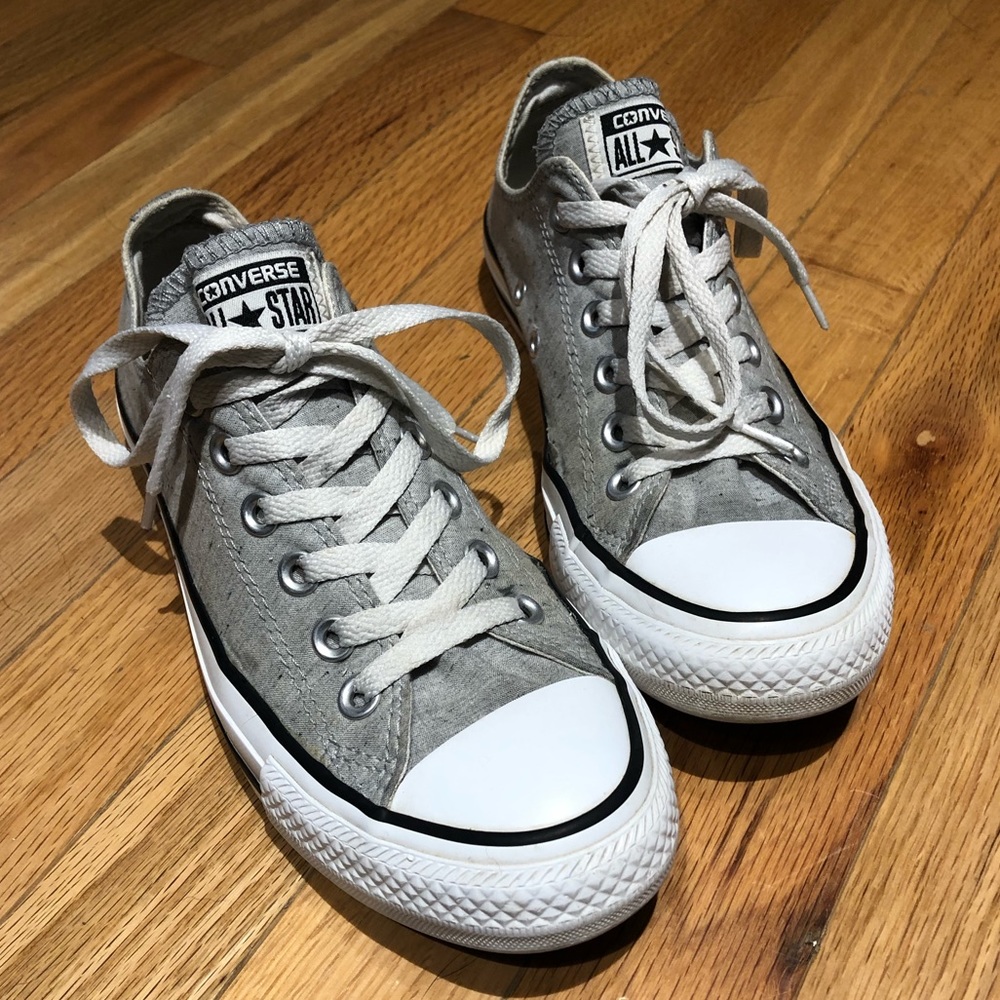 Women’s Converse size 7